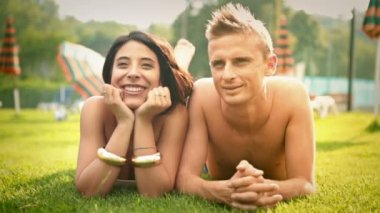 Eğleniyor çimlere uzanmış güzel genç Romantik Çift