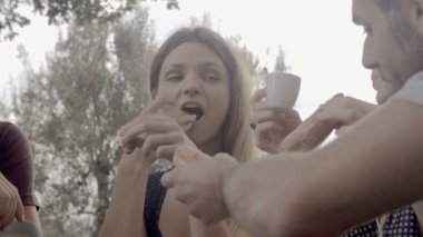 İtalyan kahvaltısı sırasında mutlu arkadaş grubu 