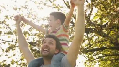 Mutlu aile baba ve oğul aile yaz gün oynamak