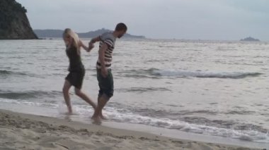 Çiftler kumsalda eğlenir. 