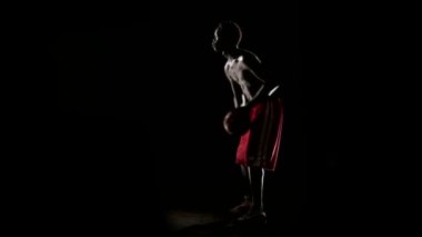 Basketbol topu ile oynayan adam