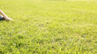 Şehir Park çim portre üzerinde yatarken çocuk 