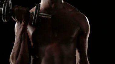 Egzersizleri yapıyor atletik genç adam