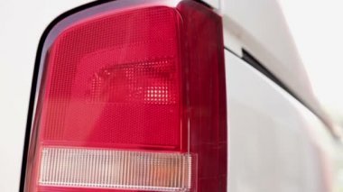 Arka dönüş sinyali yanıp sönen beyaz van  
