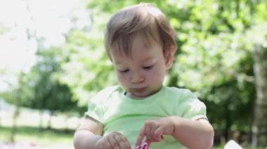 Küçük sarışın kız oyun güneşli ilan ettiler ile yaz günü gülümseyen  