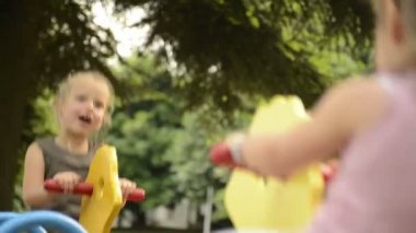 Mutlu sarışın kız kardeş fahişeden şehir Park üzerinde açık oynuyorlar