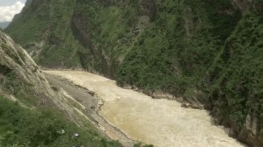 Jinsha Nehri üzerinde sıçrayan Gorge doğal Kanyon yazarak 