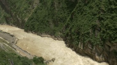 Jinsha Nehri üzerinde sıçrayan Gorge doğal Kanyon yazarak 