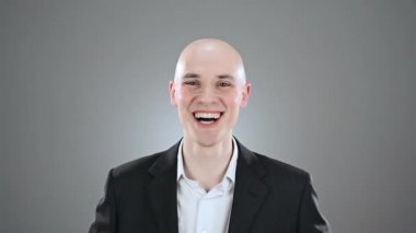 Adam gösteren yüz ifadeleri 