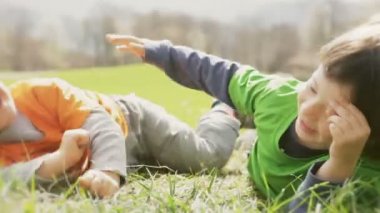 Çimenlerin üzerinde mutlu çocuk yakın olun yüzleri uzan