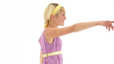 Mor elbise giyen genç sarışın kız