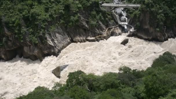 Dactylographier le canyon panoramique des gorges bondissantes sur la rivière Jinsha — Video