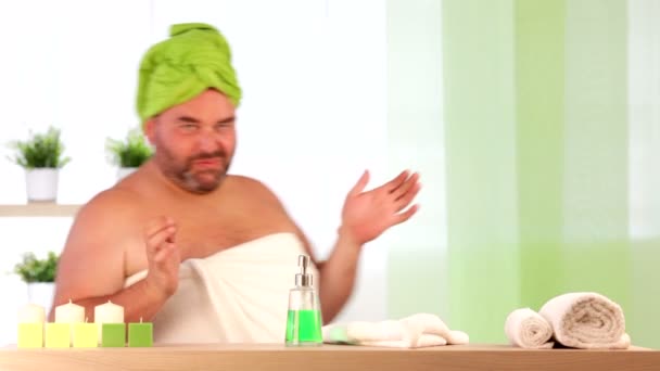 Man wearing towels faint smelling his armpit — Stock Video