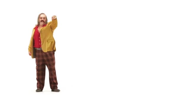 Mann mittleren Alters trägt Kleidung aus den 70er Jahren und macht Bewegungen — Stockvideo