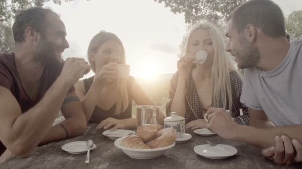 Gruppe glücklicher Freunde beim italienischen Frühstück — Stockvideo
