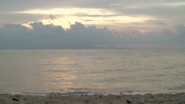 Oceaan strand aan zee bij zonsopgang of zonsondergang — Stockvideo