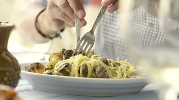 Spaghetti con piatto di pesce — Video Stock