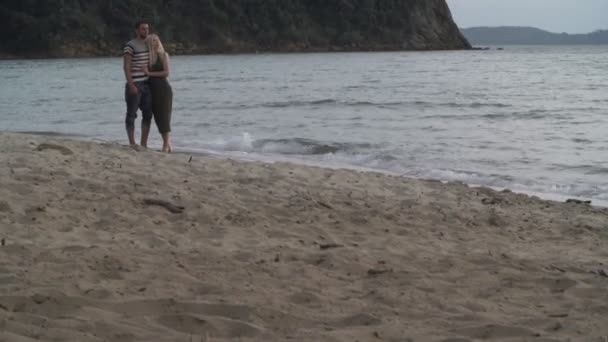 Par koppla av på stranden — Stockvideo