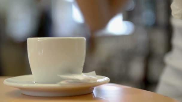 Junge Frau frühstückt mit Cappuccino und Brioche — Stockvideo