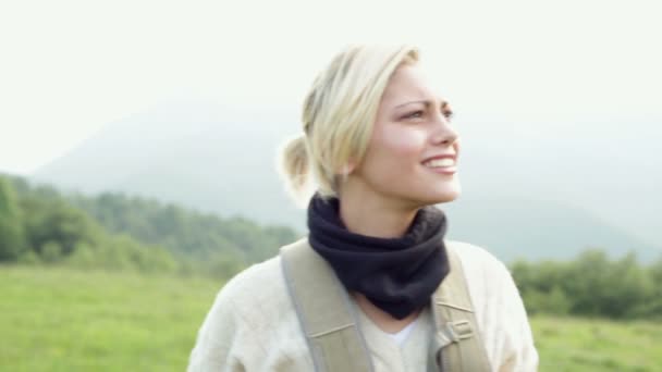 Giovane bella donna bionda sta ammirando il panorama sulla montagna — Video Stock