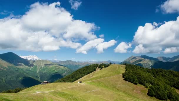 Italienska bergen i sommardag — Stockvideo