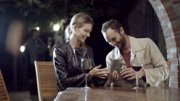 Couple amoureux sourit et joue avec le chat dans la ferme rurale, la Toscane, l'italie — Video