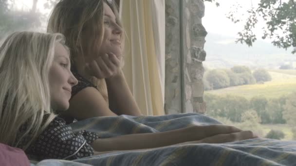 两个年轻女性朋友或同性恋女同性恋情侣放松的微笑和笑话 — 图库视频影像