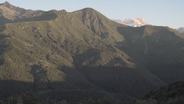 Panoráma a hegyekre nyitott jellege — Stock videók