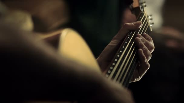 Jovem está cantando — Vídeo de Stock