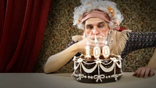 年配の女性は彼女の誕生日を祝っています。 — ストック動画