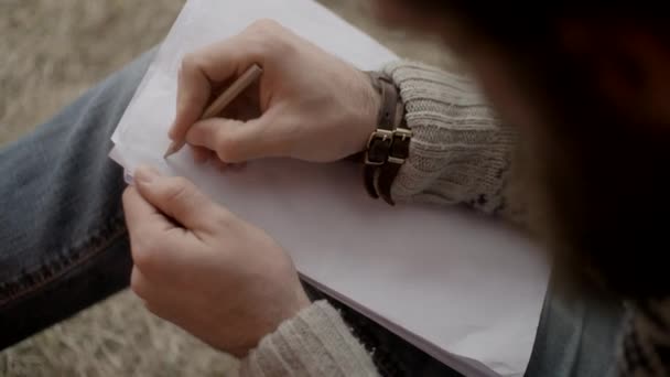 férfi írás papíron ceruzával