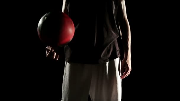 Αθλητικός τύπος εκτελέσει μπάσκετ freestyle τέχνασμα — Αρχείο Βίντεο