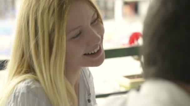 Jovem bela mulher loira no dia de verão se divertir no restaurante — Vídeo de Stock