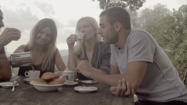 Grupa przyjaciół szczęśliwy podczas włoskie śniadanie — Wideo stockowe