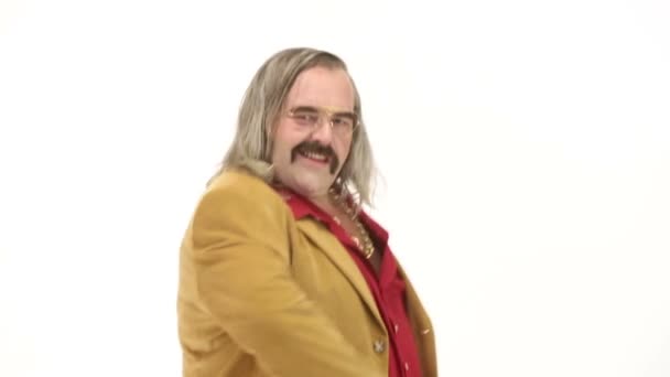 Homem de meia-idade vestir-se em roupas dos anos 70 fazendo movimentos — Vídeo de Stock