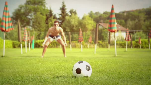 サッカーは屋外の友人 — ストック動画