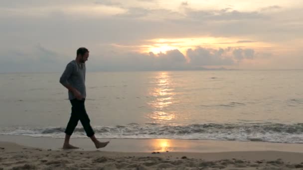 Mannen promenad på stranden — Stockvideo
