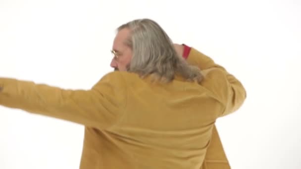 Középkorú férfi öltözködés a 70-es ruhát így mozgások — Stock videók