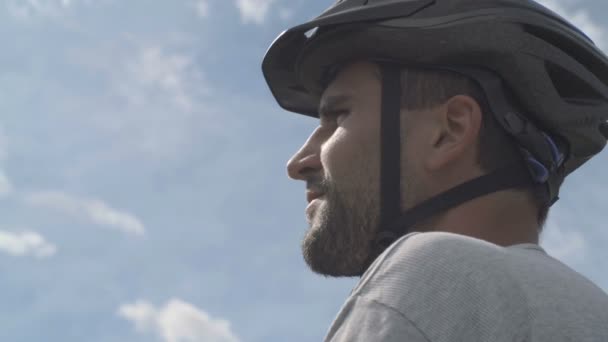 Young athletic man in summer day is enjoying the panorama outdoor — Wideo stockowe