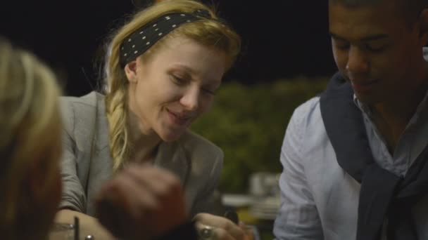 Les amis en soirée de jour d'été mangent des pâtes italiennes 