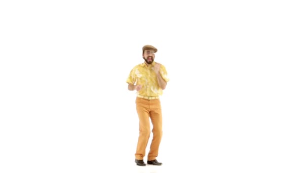 年轻男人在 70 年代穿橘黄色衣服和帽子制作运动 — 图库视频影像