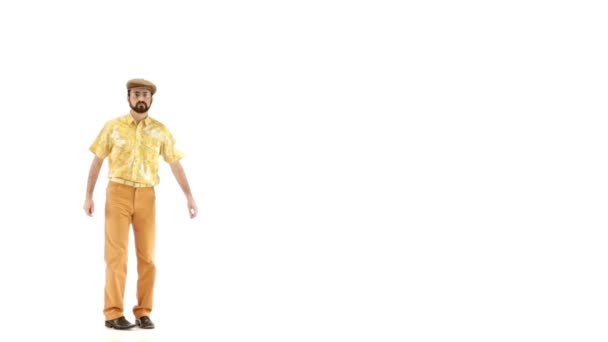 Jonge man dressing in 70s geeloranje vintage kleding en hoed maken bewegingen — Stockvideo