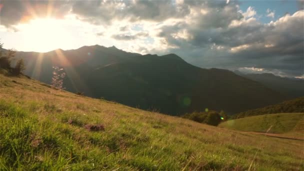 Paisagem montanhosa italiana ao pôr do sol — Vídeo de Stock