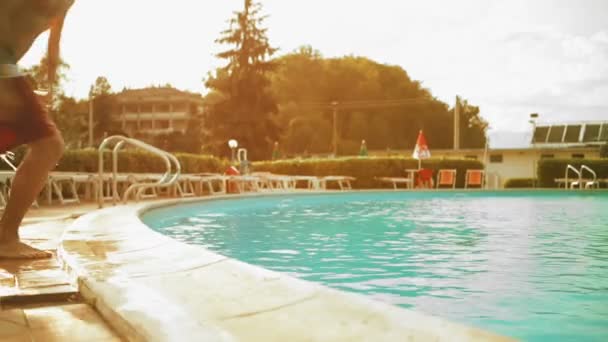 Hombre joven buceando en la piscina al aire libre — Vídeo de stock