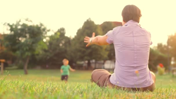 Heureux enfant jouer avec maman — Video