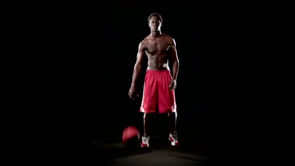 Мускулистый мужчина играет в баскетбол — стоковое видео