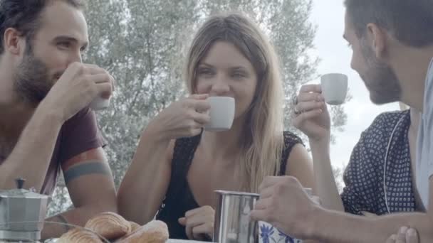 Grupp av fyra lyckliga män och kvinnor vänner Le, skratta och dricka kaffe — Stockvideo