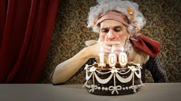 Mujer mayor está celebrando su cumpleaños — Vídeo de stock