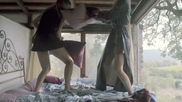 Amici che fanno lotta cuscino sul letto — Video Stock