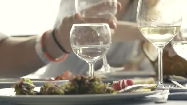 Una copa de vino blanco en el restaurante — Vídeo de stock
